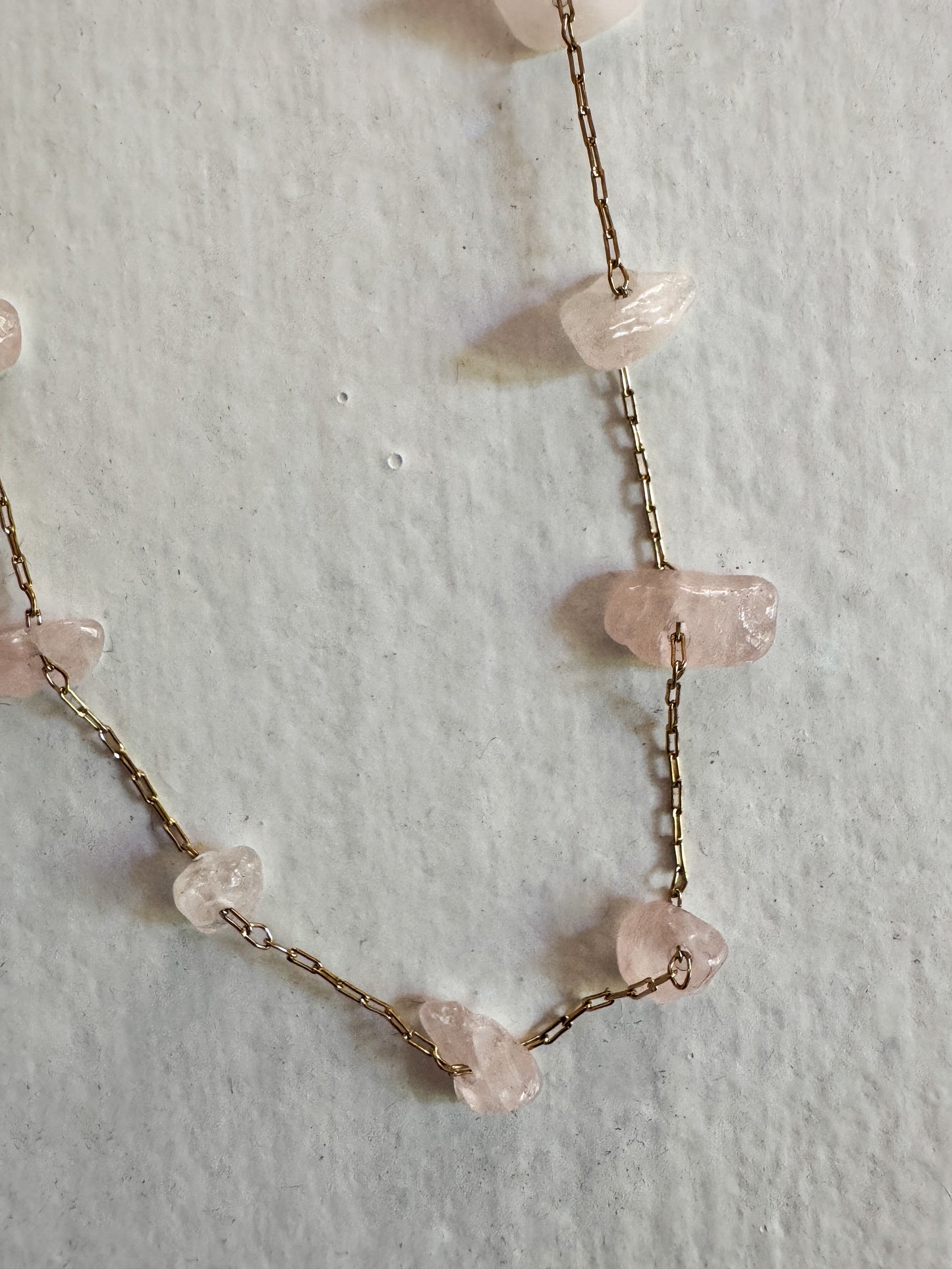 Collana con pietre rosa