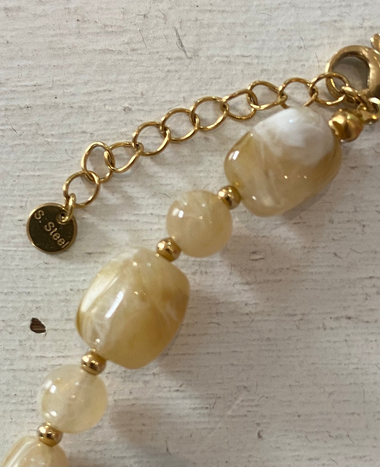 Collana con pietre in resina
