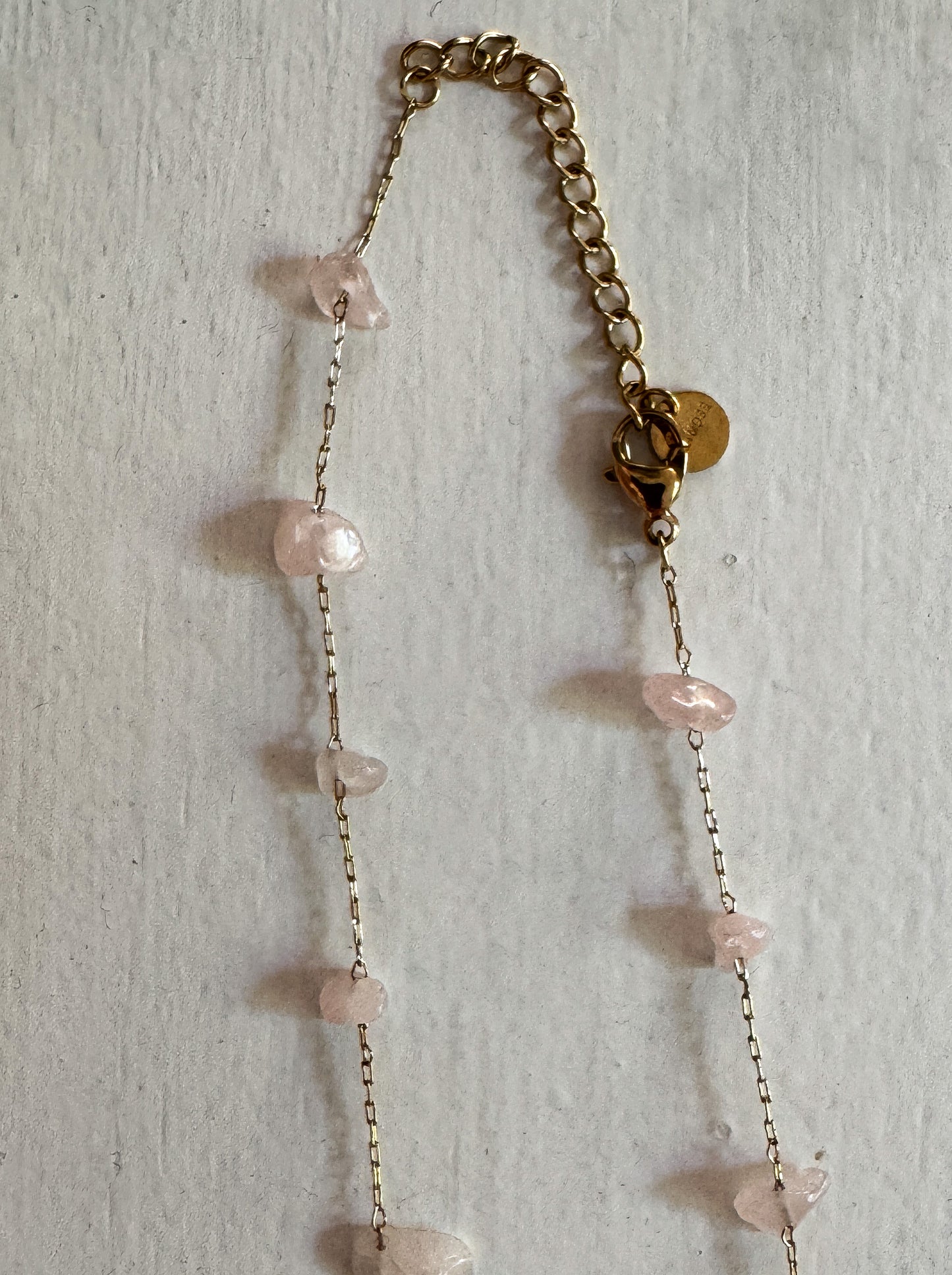 Collana con pietre rosa