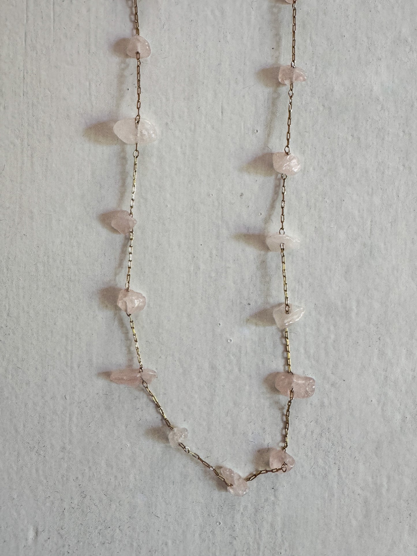 Collana con pietre rosa
