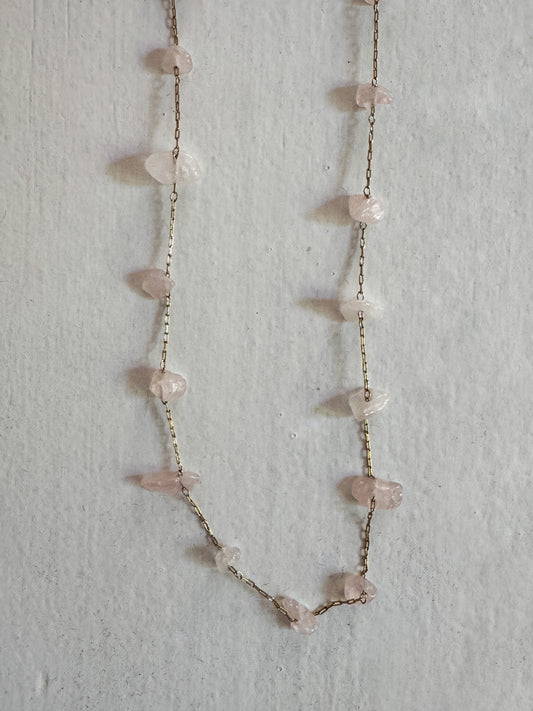 Collana con pietre rosa