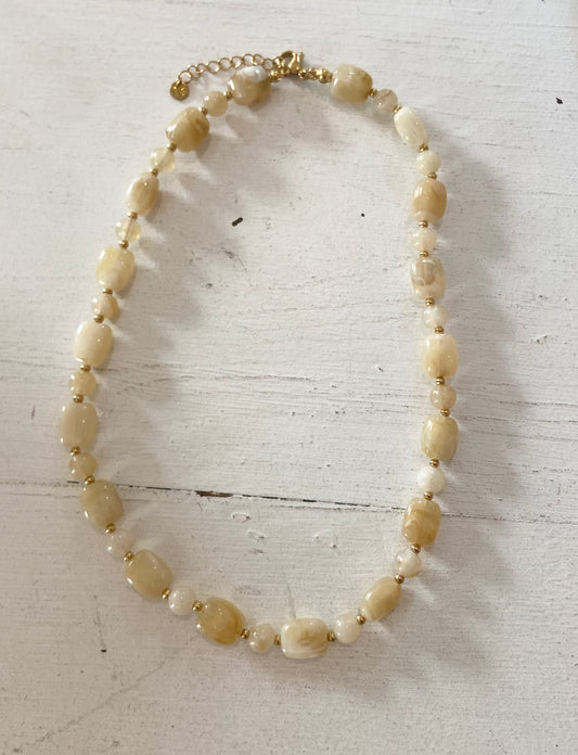 Collana con pietre in resina