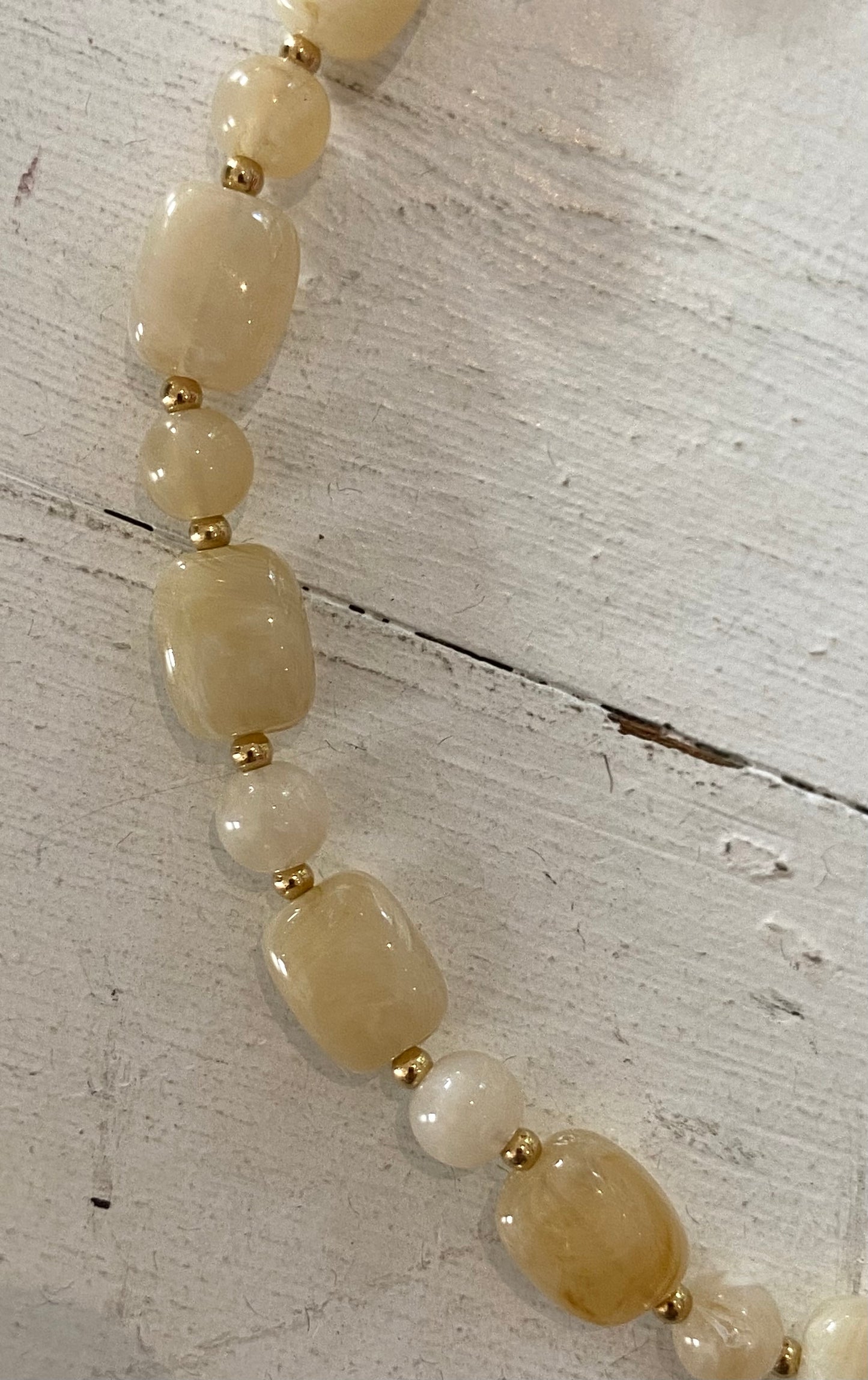 Collana con pietre in resina